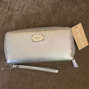 NWT Michael Micheal Kors Womens wallet